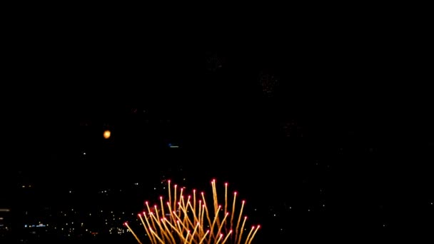 Fuegos artificiales parpadeando por la noche — Vídeo de stock