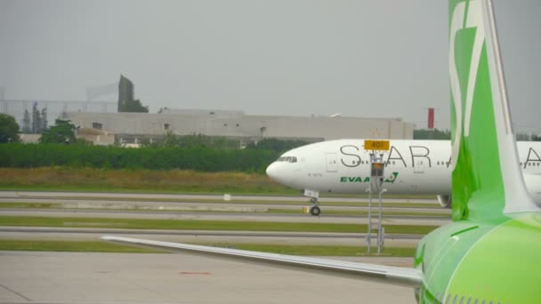 Verkehr am Flughafen Suvarnabhumi — Stockvideo