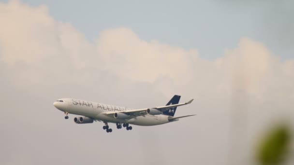 Lufthansa Airbus 340 aproxima-se — Vídeo de Stock