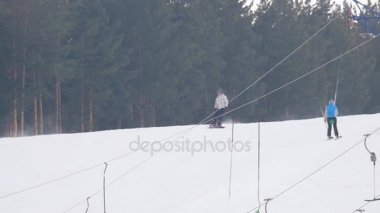 Turistler dağlar Kayak Merkezi sakin ol.