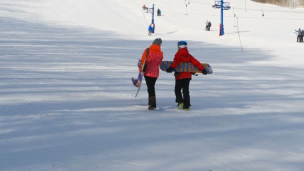 I turisti si rilassano presso la stazione sciistica di montagna — Video Stock