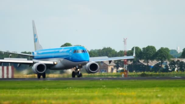KLM Cityhopper Embraer 190 aterrizaje — Vídeo de stock