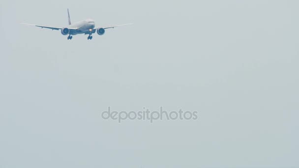 Aeroflot Boeing 777 approaching over ocean — Stock Video