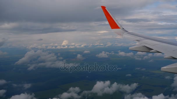 Gökyüzü uçakta ve hareketli bulut — Stok video