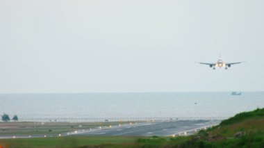 Uçak inmeden önce yaklaşıyor.