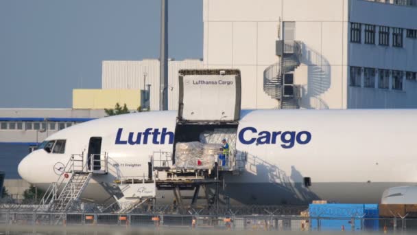 Letecká nákladní loď poblíž nákladního terminálu — Stock video