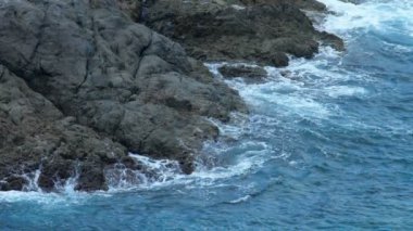 Turkuaz dalgalar, ağır çekim