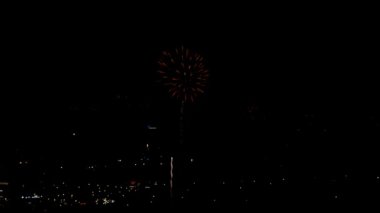 Akşamları yanıp sönen havai fişek