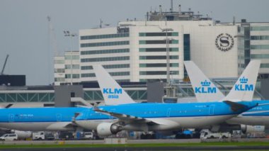 Uçak indikten sonra kalkıyor.