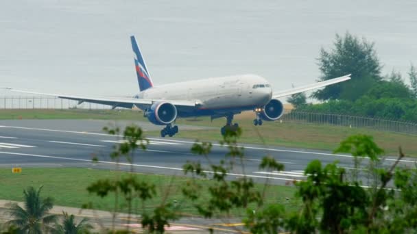 Landning vid Aeroflot Boeing 777 — Stockvideo