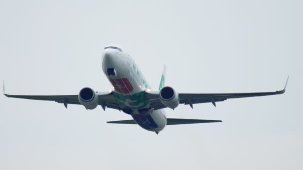 Boeing 737 společnosti Transavia odjezd — Stock video
