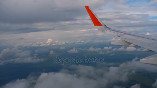 Tragfläche des Flugzeugs am Himmel und Wolke in Bewegung — Stockvideo