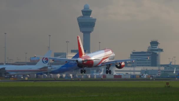 Landning med EasyJet Airbus A319 — Stockvideo