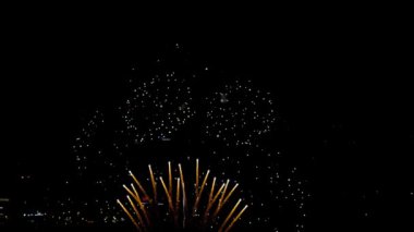 Akşamları yanıp sönen havai fişek