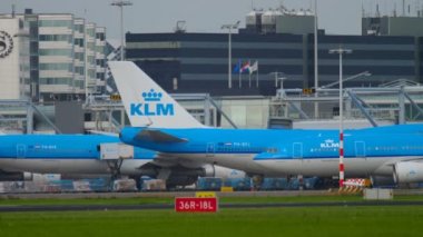 Uçak indikten sonra kalkıyor.