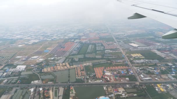 Repülőgép előtt leszállás közben az eső közeleg — Stock videók