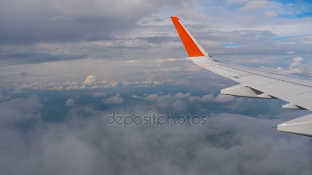 Крыло самолета на небе и облако на ходу — стоковое видео