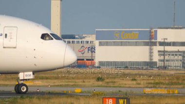 Boeing 787 kalkıştan önce kalkışa geçiyor.