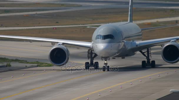 Pesawat Airbus A350 meluncur setelah mendarat. — Stok Video