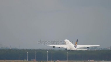 Airbus 380 Lufthansa çıkartıyor ve tırmanmaya