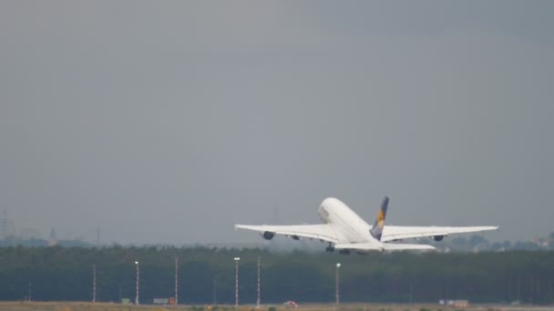 Airbus 380 Lufthansa vzlétne a stoupání — Stock video