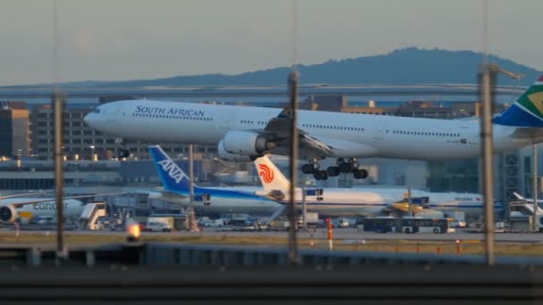 Airplane approaching aand landing — Stock Video