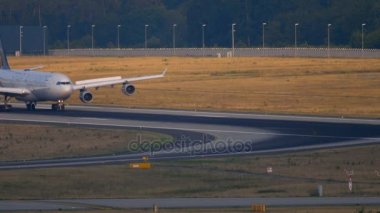 Lufthansa Airbus 340 açılış