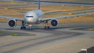 Boeing 777 inişten sonra kalkıyor.