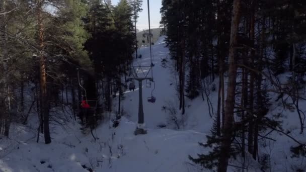 Kabelbaan in de bergen — Stockvideo