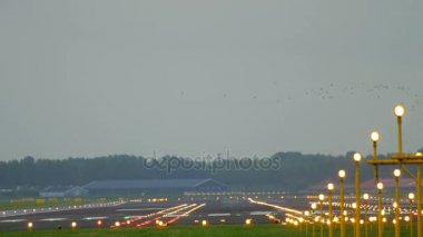 Sabahın erken saatlerinde uçak iniyor.