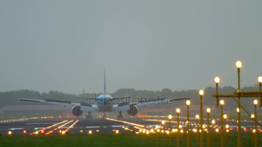 KLM Boeing 777 inişi