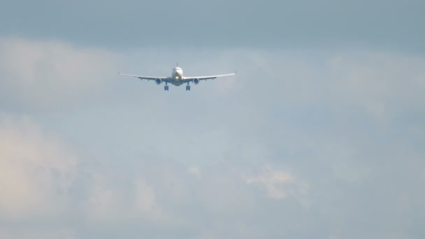 Приближается широкофюзеляжный самолет — стоковое видео