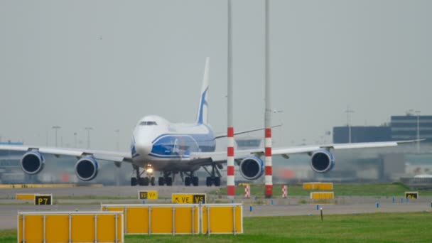 AirBridgeCargo Boeing 747 kołowanie przed startem — Wideo stockowe