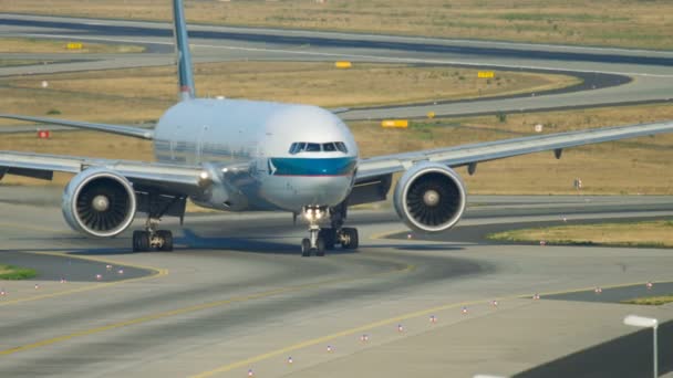 Boeing 777 gurulás leszállás után — Stock videók
