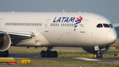 Boeing 787 kalkıştan önce kalkışa geçiyor.