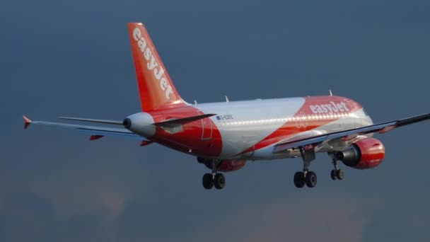 EasyJet Airbus A319 bei der Landung — Stockvideo