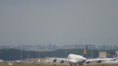 Airbus 380 Lufthansa çıkartıyor ve tırmanmaya