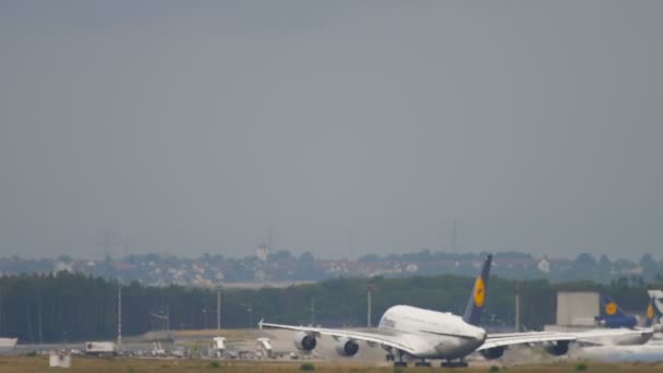 Airbus 380 Lufthansa lyfter och klättra — Stockvideo