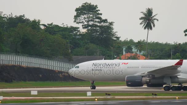 Avión en rodaje después del aterrizaje — Vídeo de stock