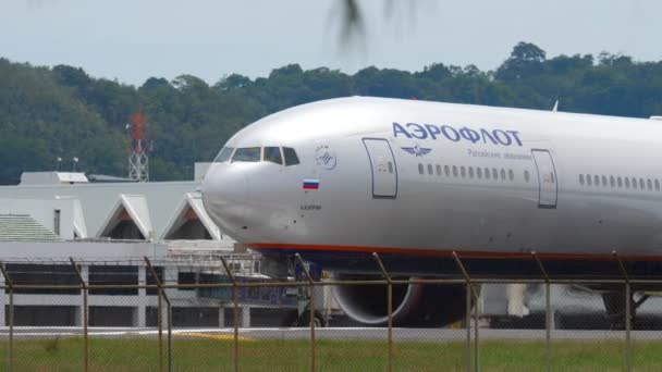 Avión gire pista antes de la salida — Vídeos de Stock