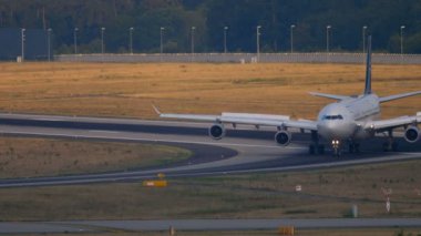 Lufthansa Airbus 340 Taksilemek