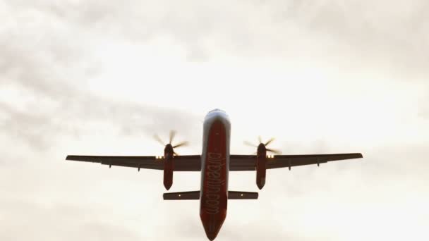 Bombardier Dash 8 kalkış — Stok video