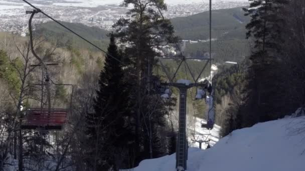 Teleférico en las montañas — Vídeos de Stock