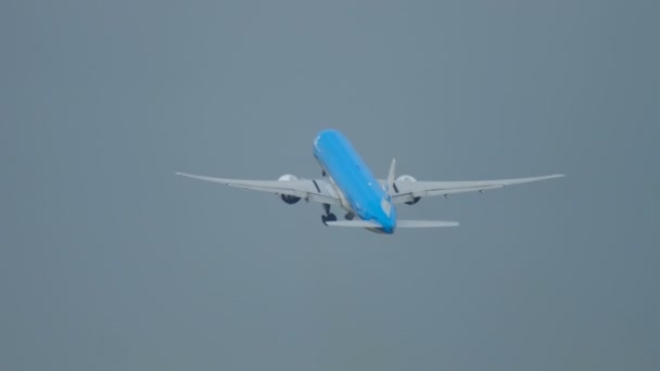 Odjezd KLM Boeing 777 — Stock video