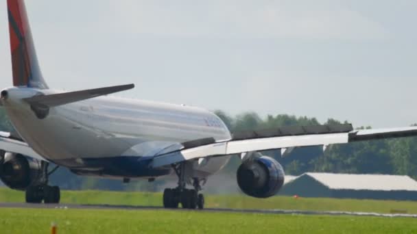 Delta Airlines Airbus 330 mendarat — Stok Video