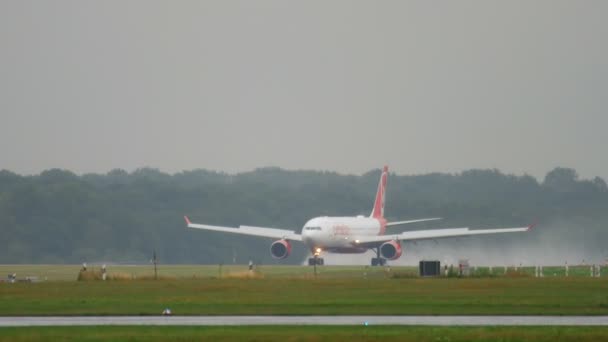 Avión aterrizando con tiempo lluvioso — Vídeos de Stock