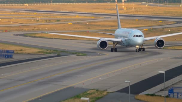 Boeing 787 taxiing after landing — Stock Video