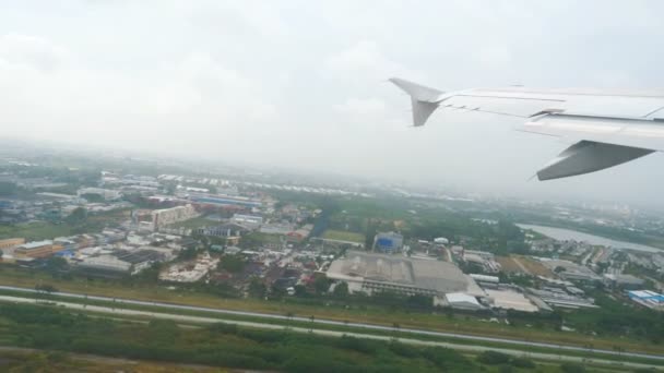 Avión despega durante la lluvia — Vídeo de stock