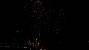 Akşamları yanıp sönen havai fişek
