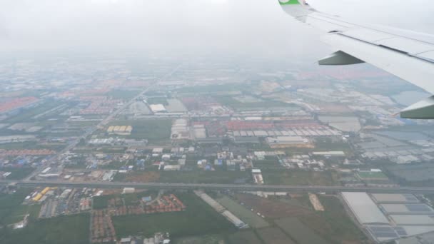 Avión acercándose antes de aterrizar durante la lluvia — Vídeos de Stock